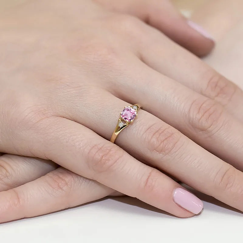 Gold Ring with 0.65ct Pink Topaz and 0.029ct Diamonds