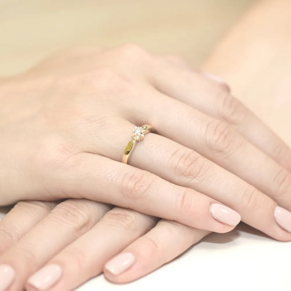 Goldring mit 0,10 ct und 0,052 ct Diamanten