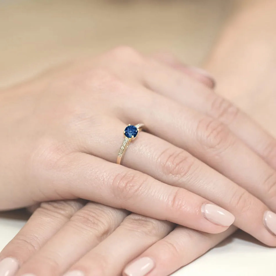 Goldring mit 0,50 ct Saphir und 0,05 ct Diamanten