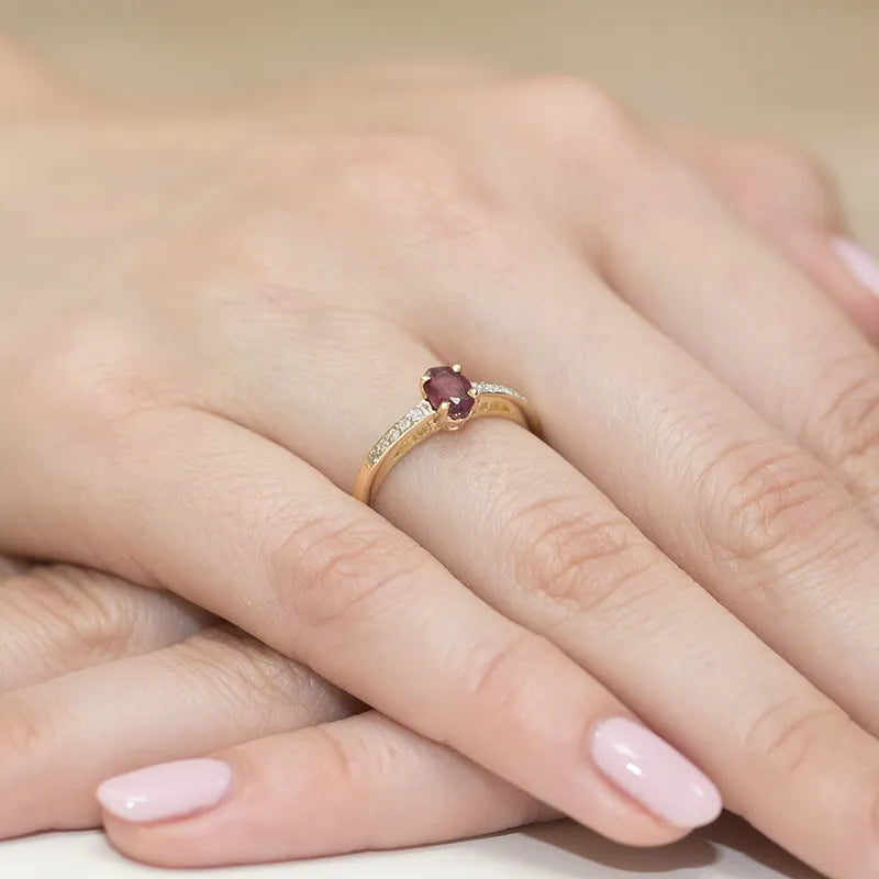 Gold Ring with 0.60ct Ruby and 0.05ct Diamonds
