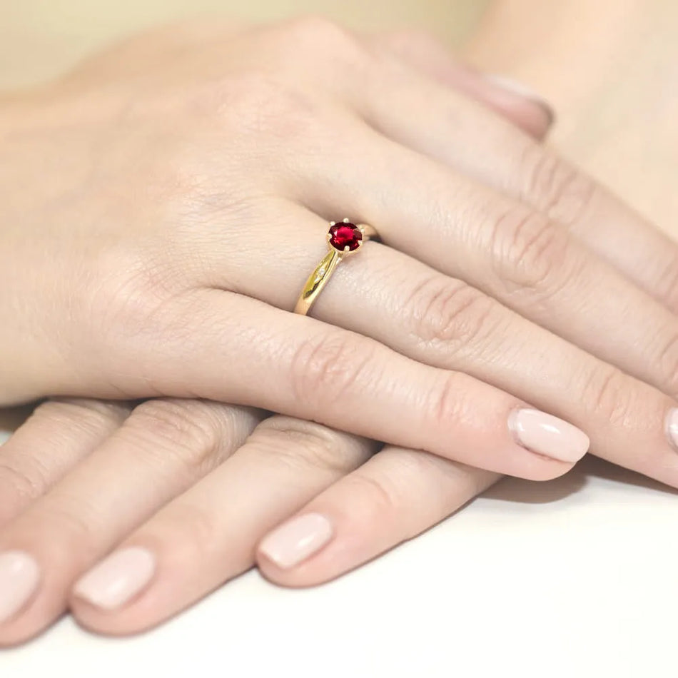 Gold Ring with 0.60ct Ruby and Diamonds