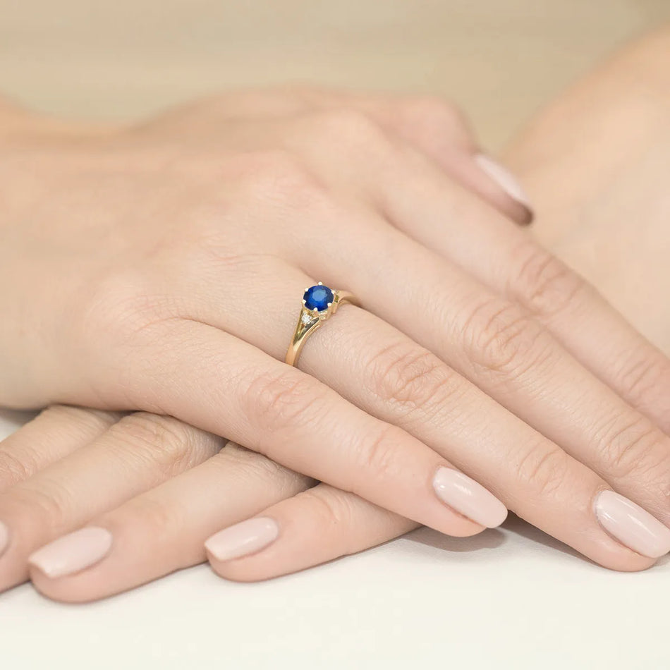 Gold Ring with 0.50ct Sapphire and Diamonds