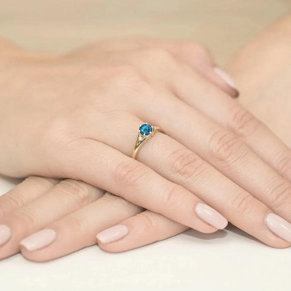 Goldring mit 0,50 ct Topas London Blue und Diamanten