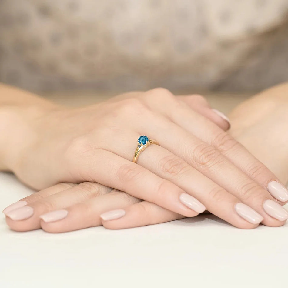 Goldring mit 0,50 ct Topas London Blue und schwarzen Diamanten