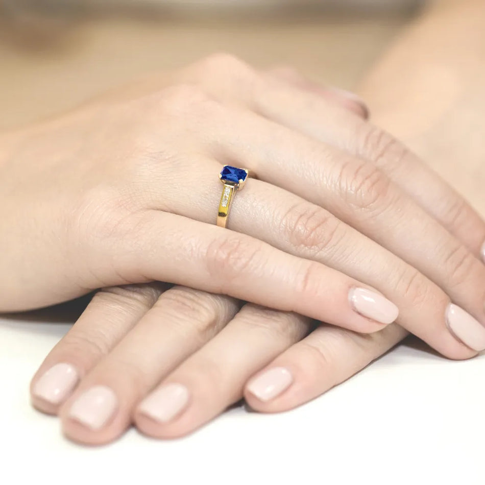 Gold Ring with 0.60ct Sapphire and 0.04ct Diamonds