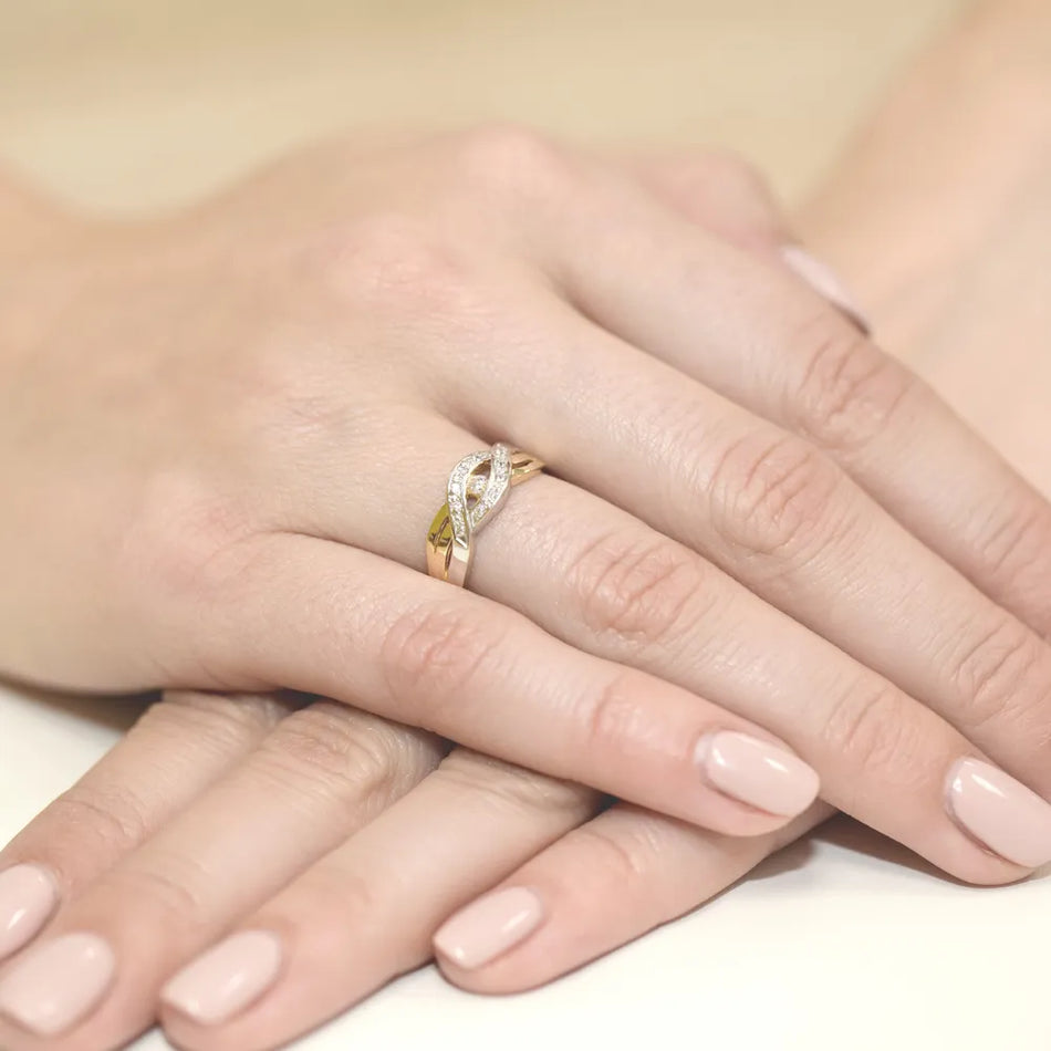 Goldring mit 0,05 ct und 0,05 ct Diamanten