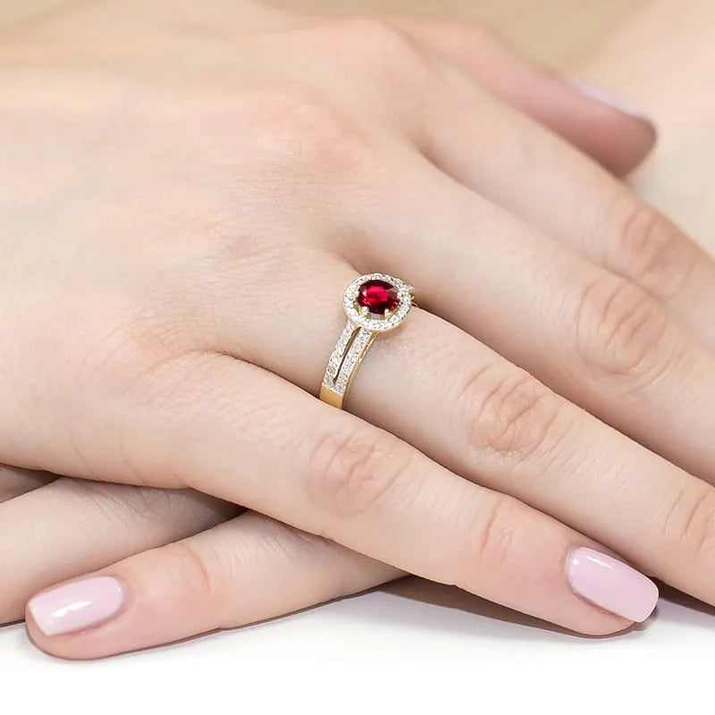 Gold Ring with 0.60ct Ruby and 0.20ct Diamonds
