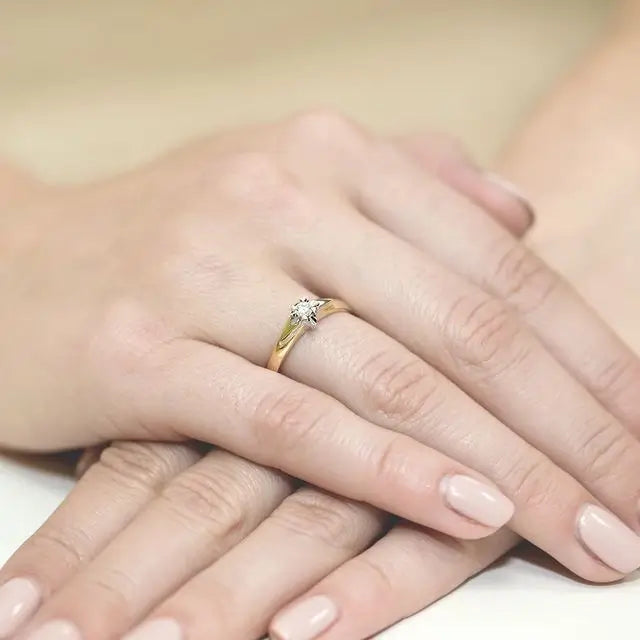 Goldring mit 0,10 ct Diamant