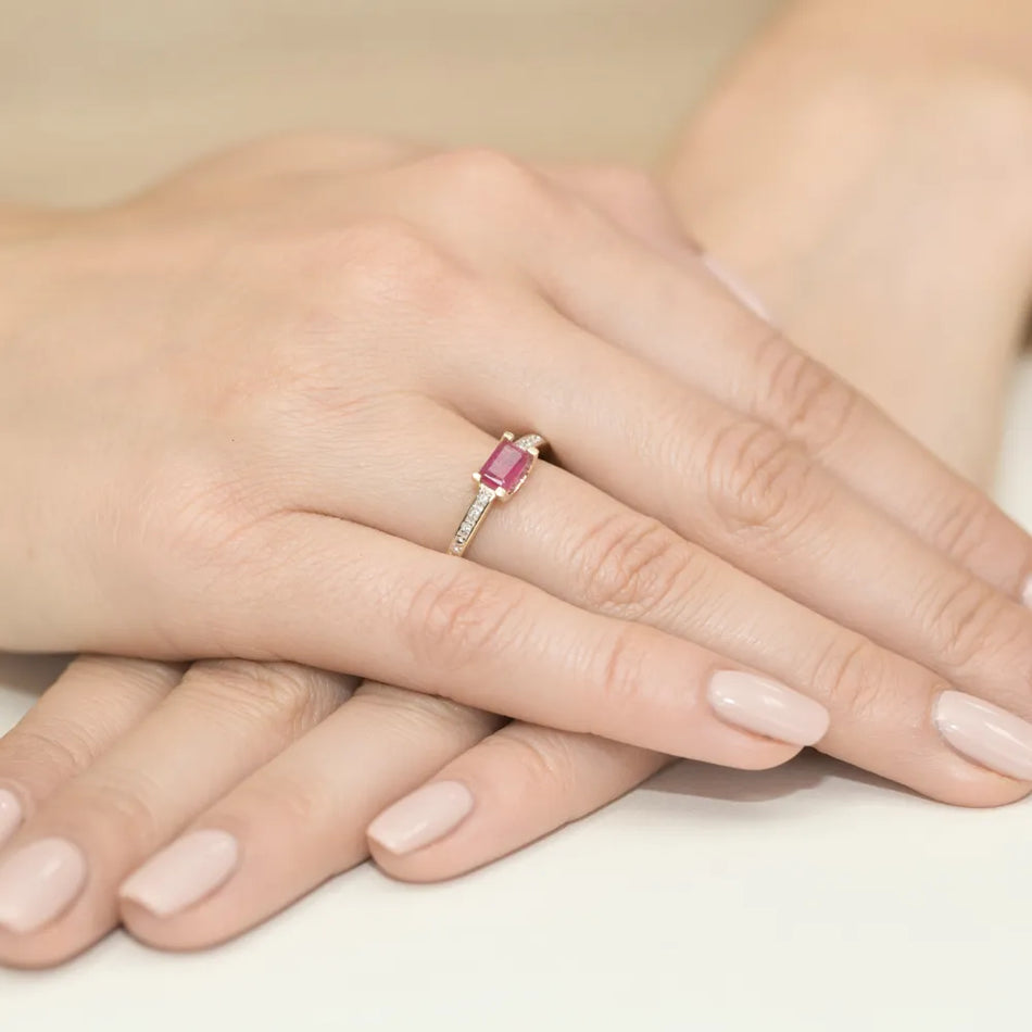 Goldring mit 0,80 ct Rubin und 0,03 ct Diamanten