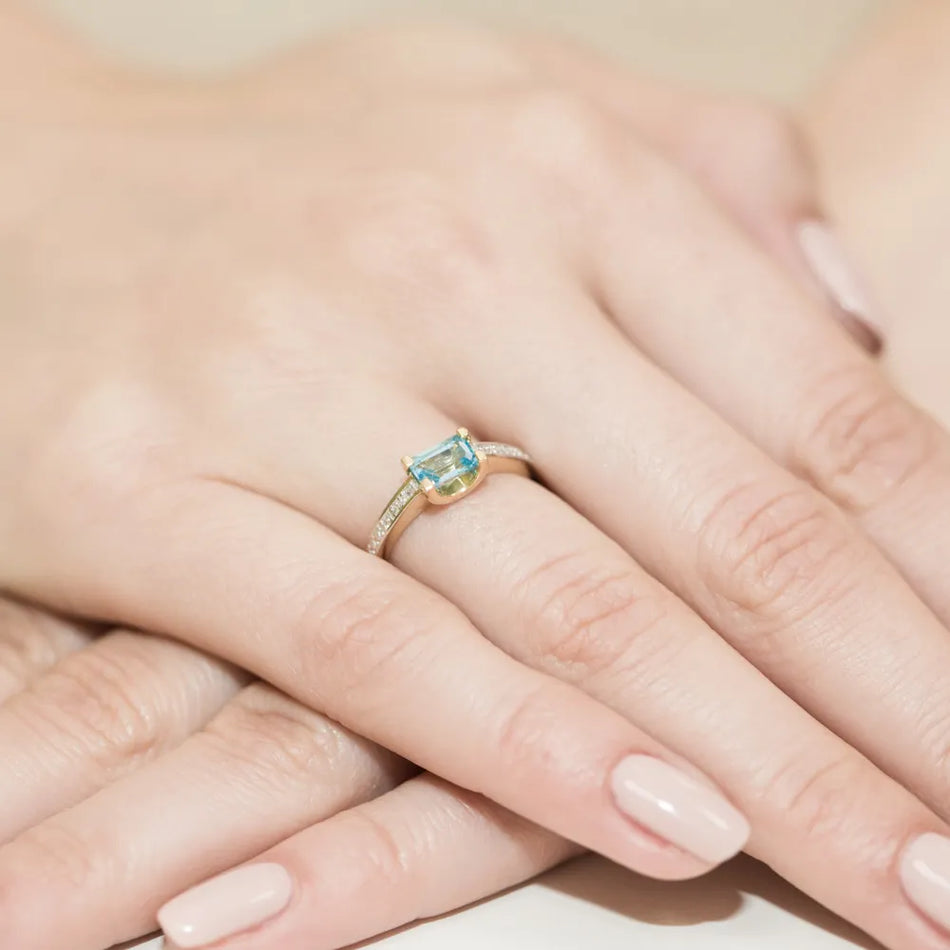 Gold Ring with 0.65ct Topaz and 0.03ct Diamonds