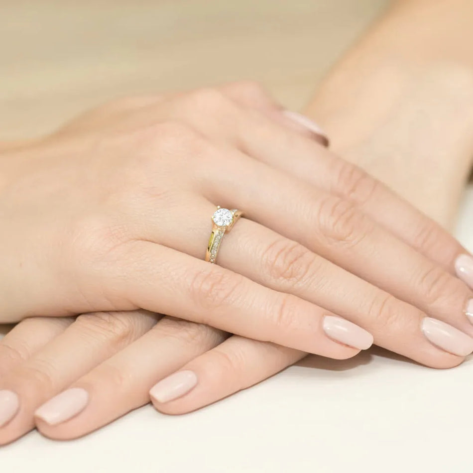 Gold Ring with 0.60ct White Sapphire and 0.03ct Diamonds