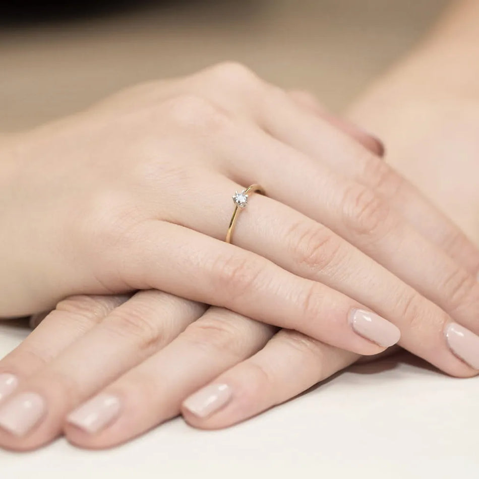 Goldring mit 0,04 ct Diamant