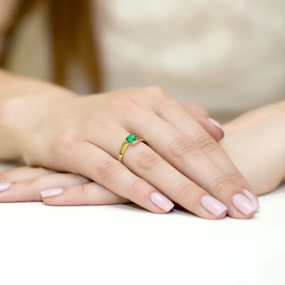 Goldring mit 0,40 ct Smaragd und 0,052 ct Diamanten