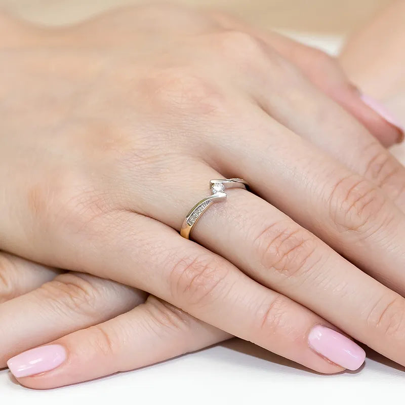 Goldring mit 0,13 ct und 0,03 ct Diamanten