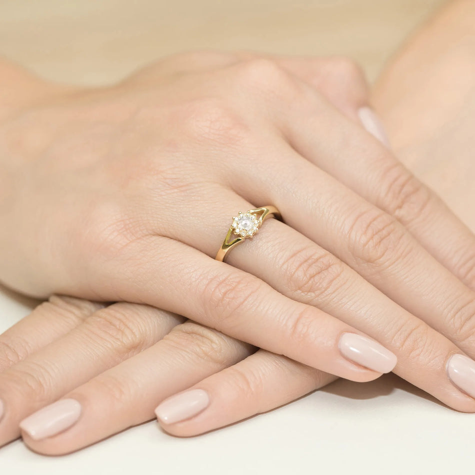 Goldring mit 0,10 ct und 0,086 ct Diamanten