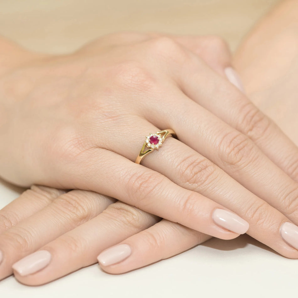 Goldring mit 0,15 ct Rubin und 0,086 ct Diamanten