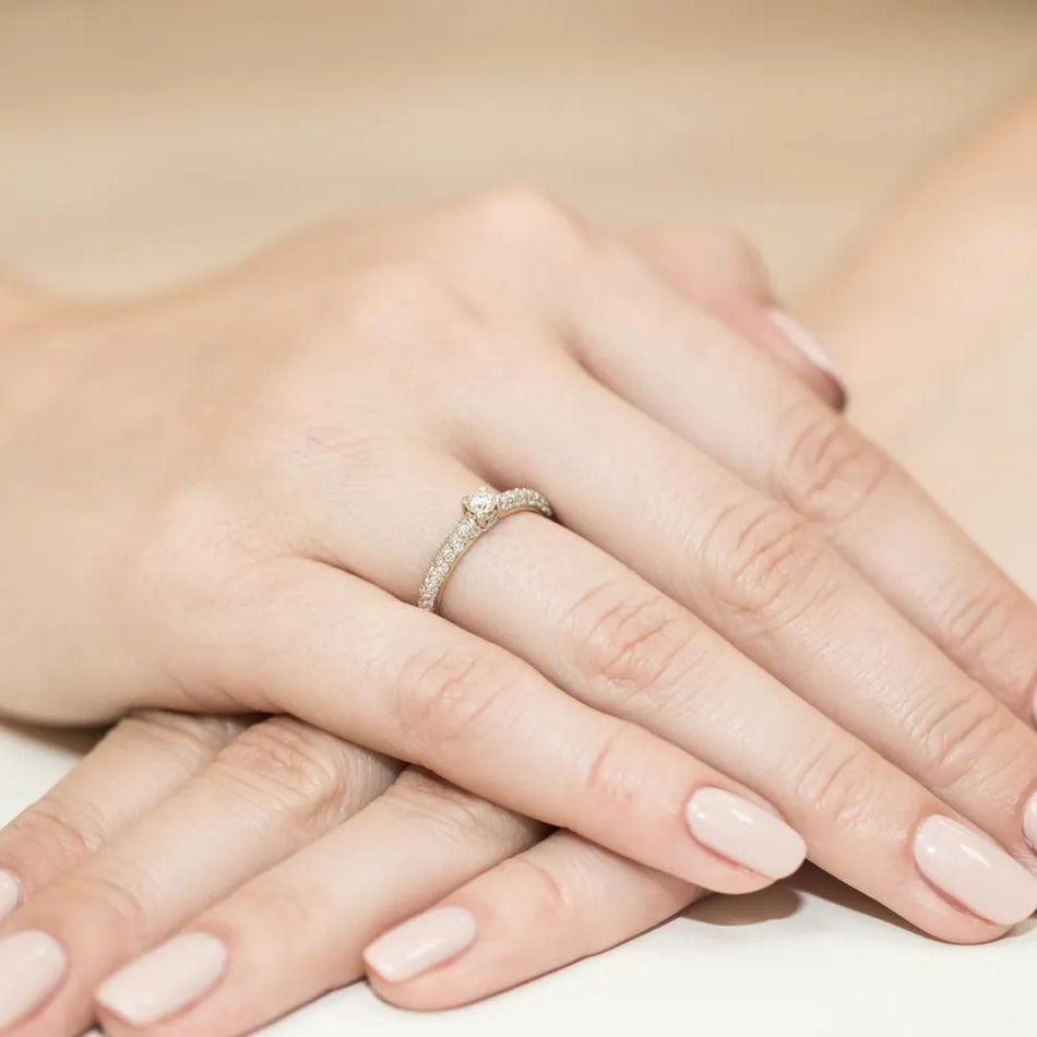 Goldring mit 0,15 ct und 0,21 ct Diamanten