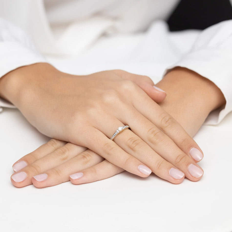 Goldring mit 0,13 ct und 0,104 ct Diamanten