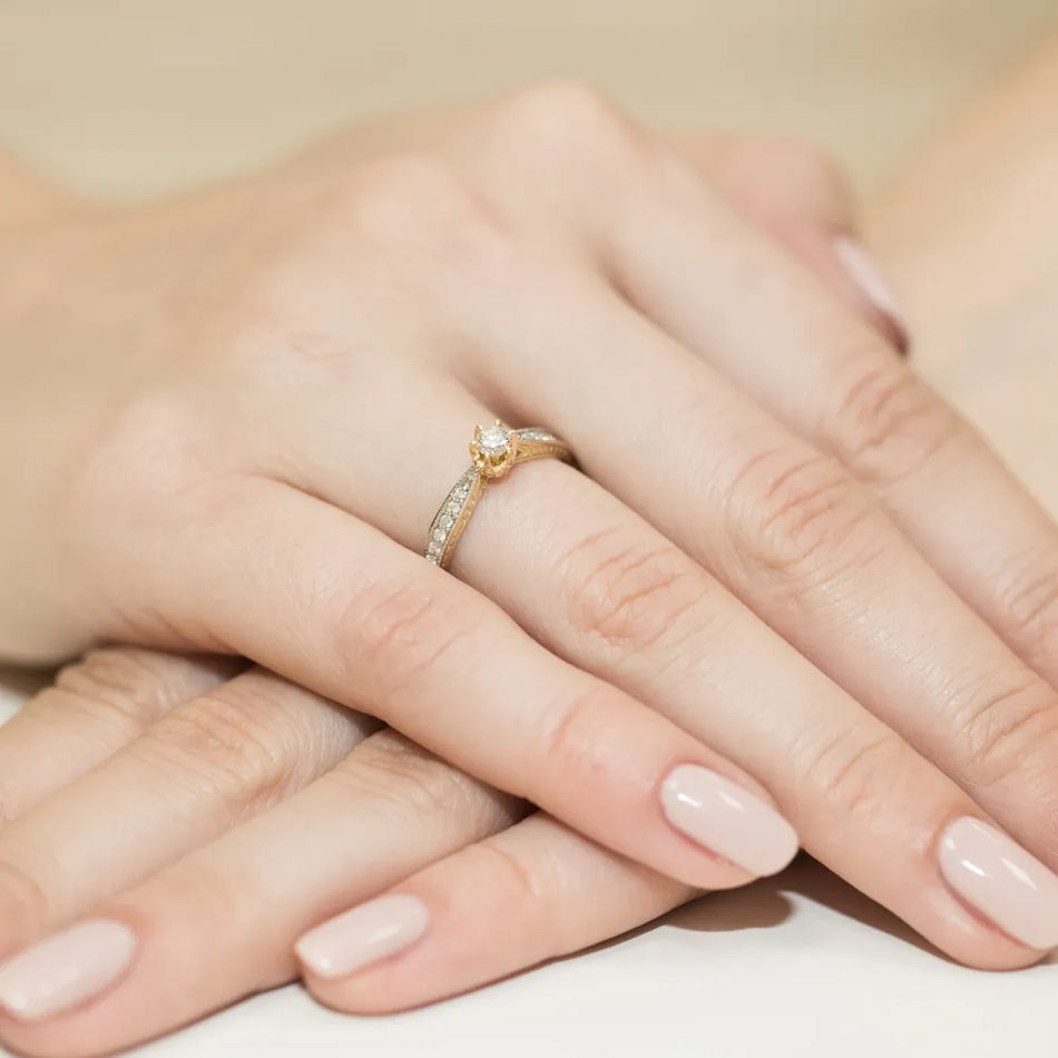 Goldring mit 0,15 ct und 0,15 ct Diamanten