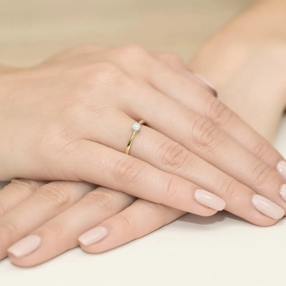 Goldring mit 0,08 ct Diamant