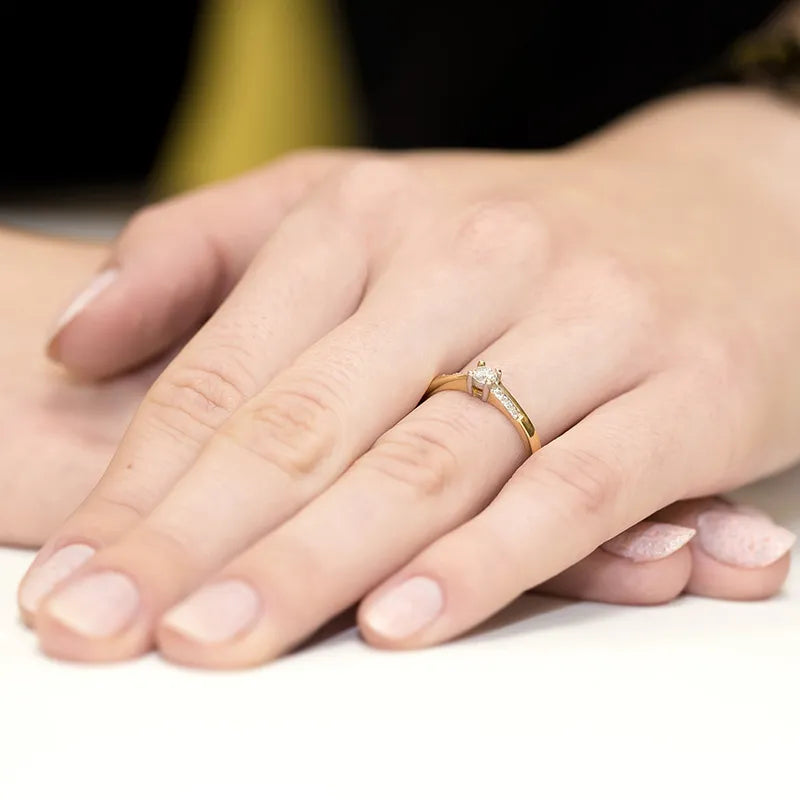 Goldring mit 0,15 ct und 0,04 ct Diamanten