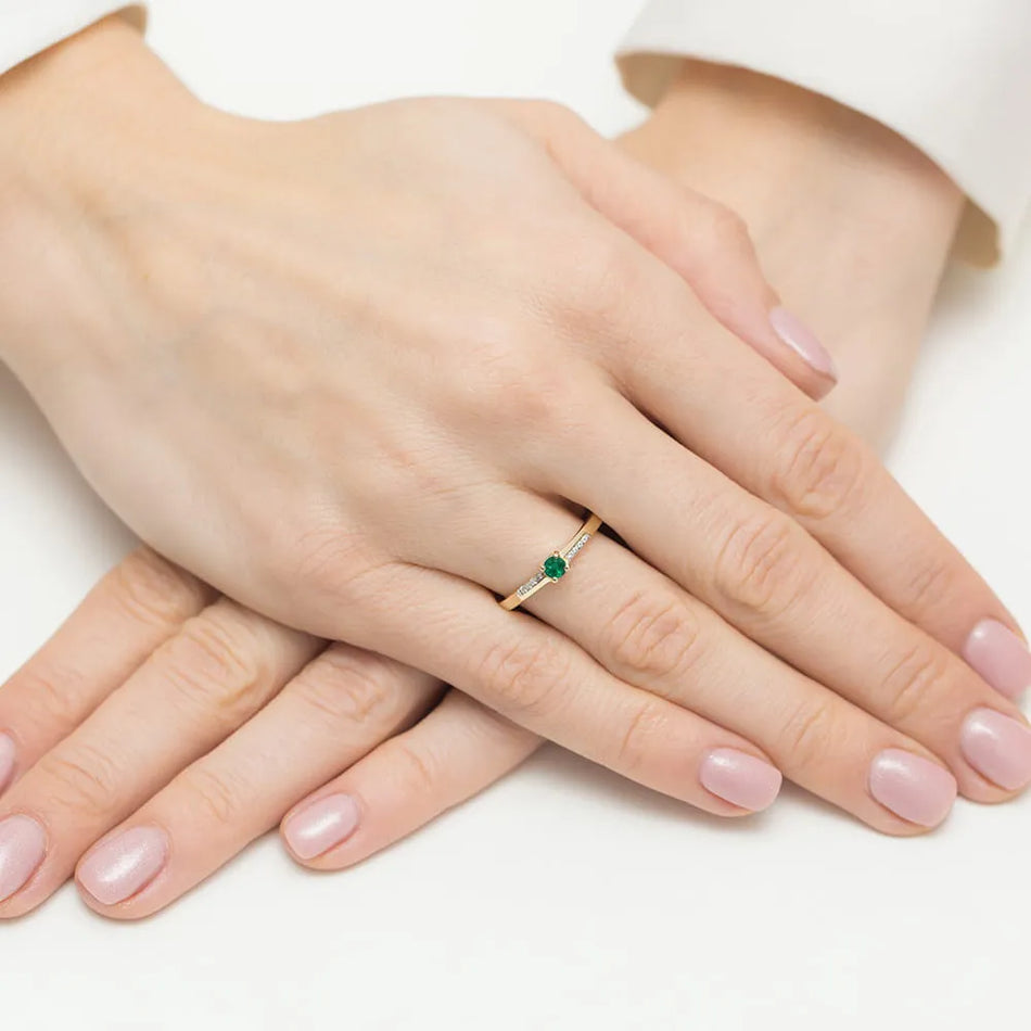 Goldring mit 0,15 ct Smaragd und 0,04 ct Diamanten