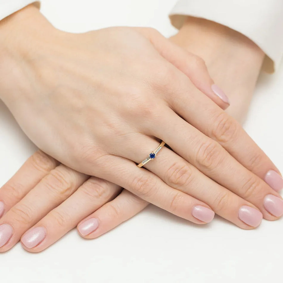 Gold Ring with 0.15ct Sapphire and 0.04ct Diamonds