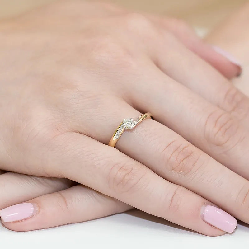 Goldring mit 0,15 ct und 0,04 ct Diamanten