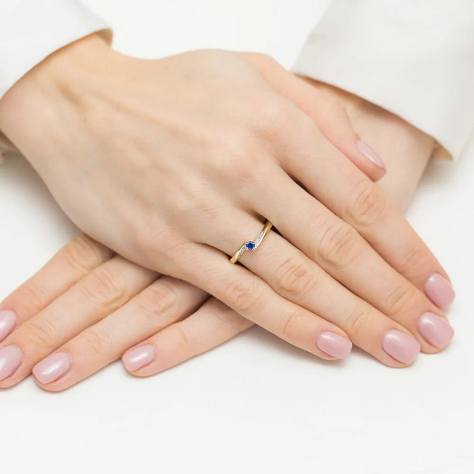 Gold Ring with 0.15ct Sapphire and 0.04ct Diamonds