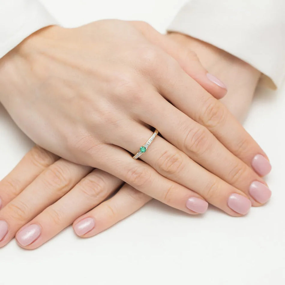 Gold Ring with 0.15ct Emerald and 0.05ct Diamonds