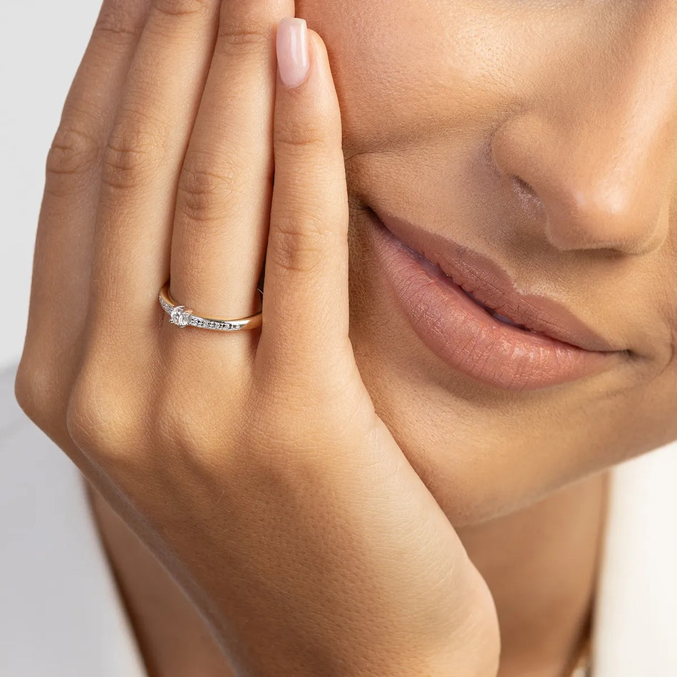 Goldring mit 0,08 ct Labor- und 0,05 ct Labor-Diamanten