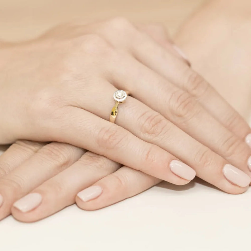 Gold Ring with 0.10ct Diamond