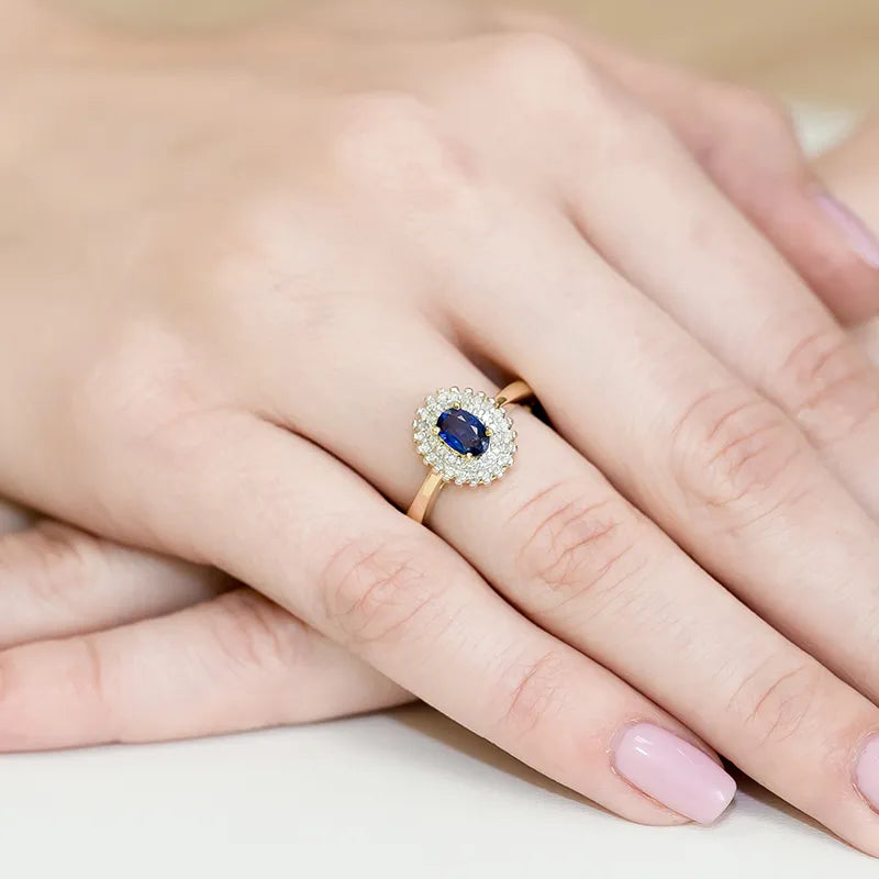 Gold Ring with 0.70ct Sapphire and 0.195ct Diamonds