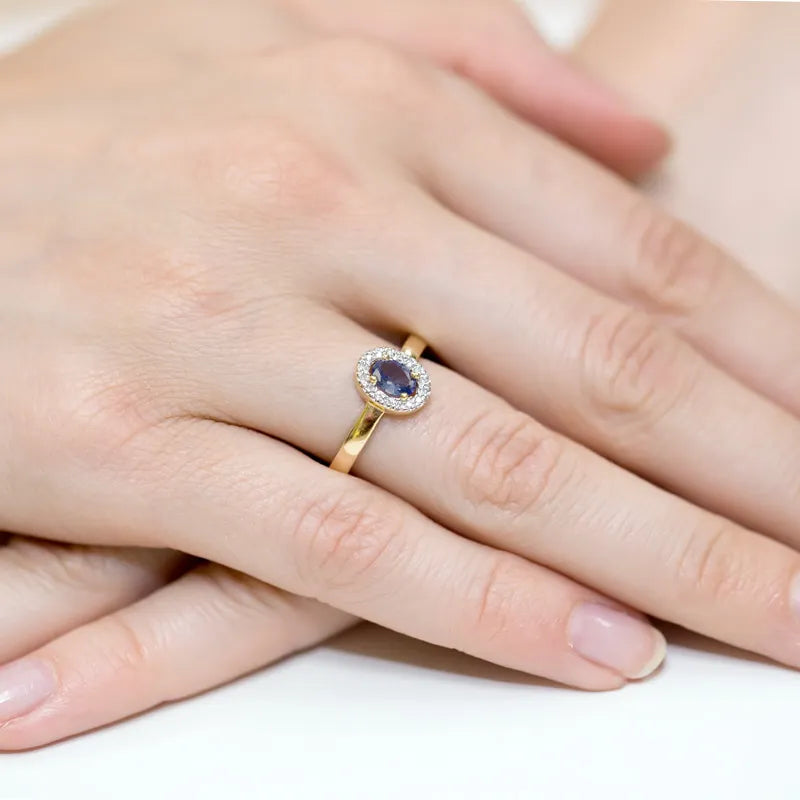 Gold Ring with 0.70ct Sapphire and 0.08ct Diamonds