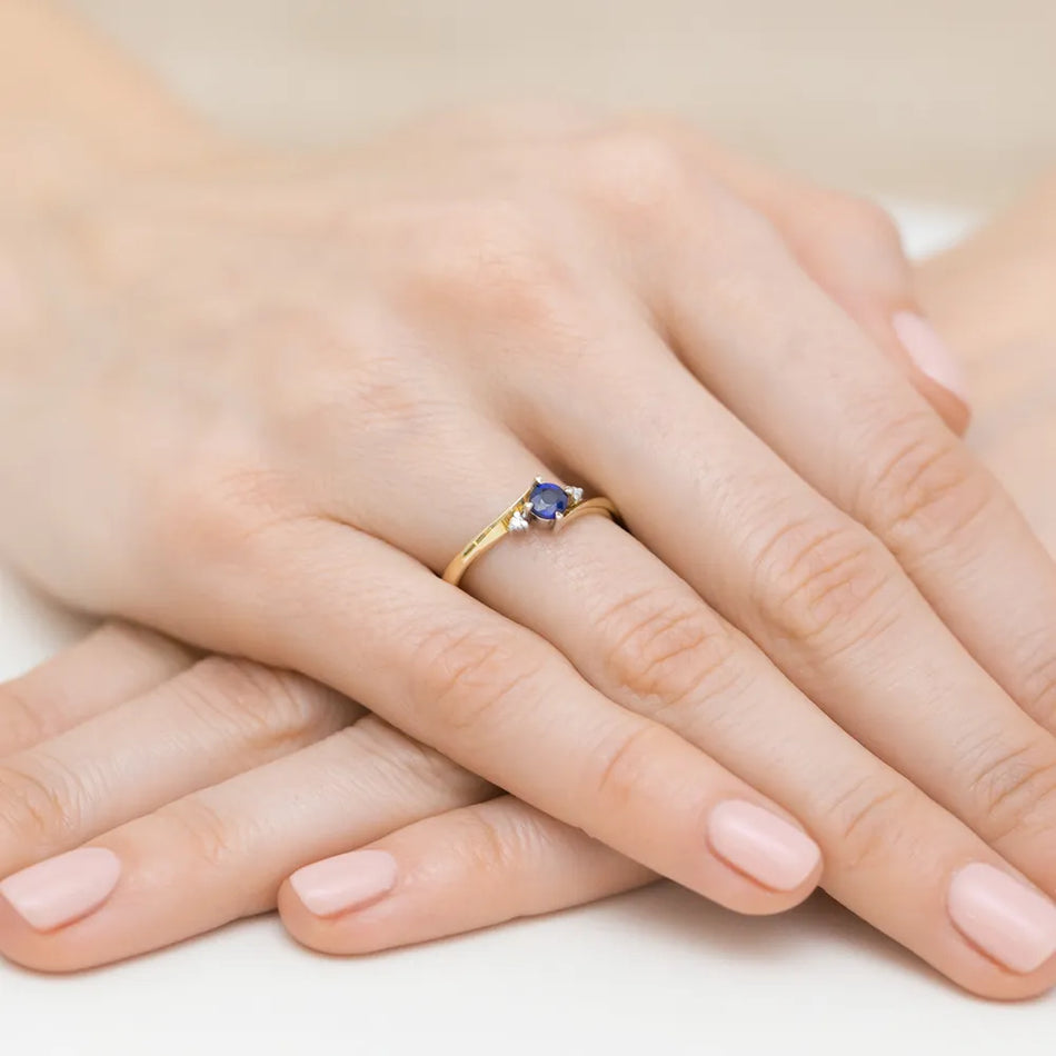 Goldring mit 0,30 ct Saphir und 0,029 ct Diamanten