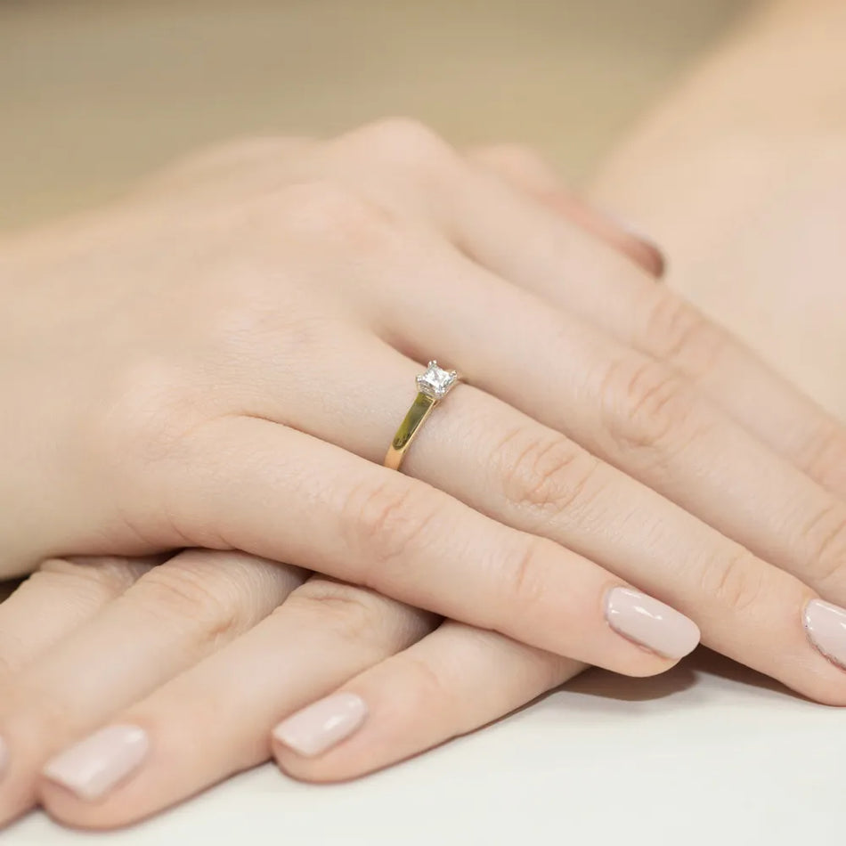 Gold Ring with 0.30ct Diamond