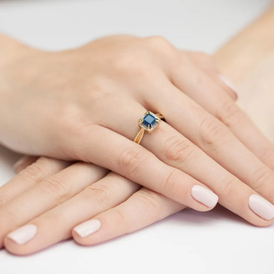 Goldring mit 0,70 ct Saphir und 0,06 ct Diamanten