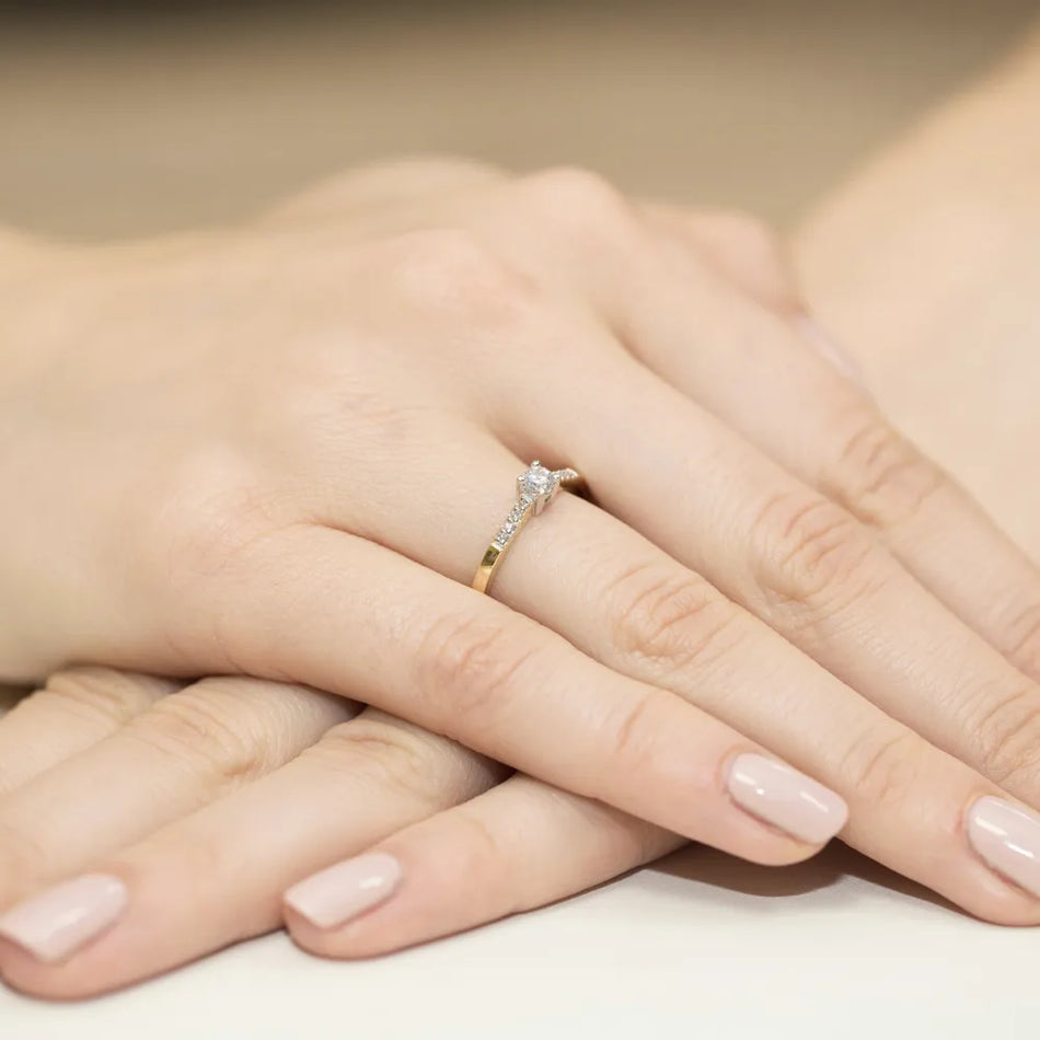 Goldring mit 0,15 ct und 0,069 ct Diamanten