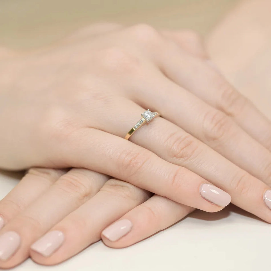 Goldring mit 0,15 ct und 0,06 ct Diamanten