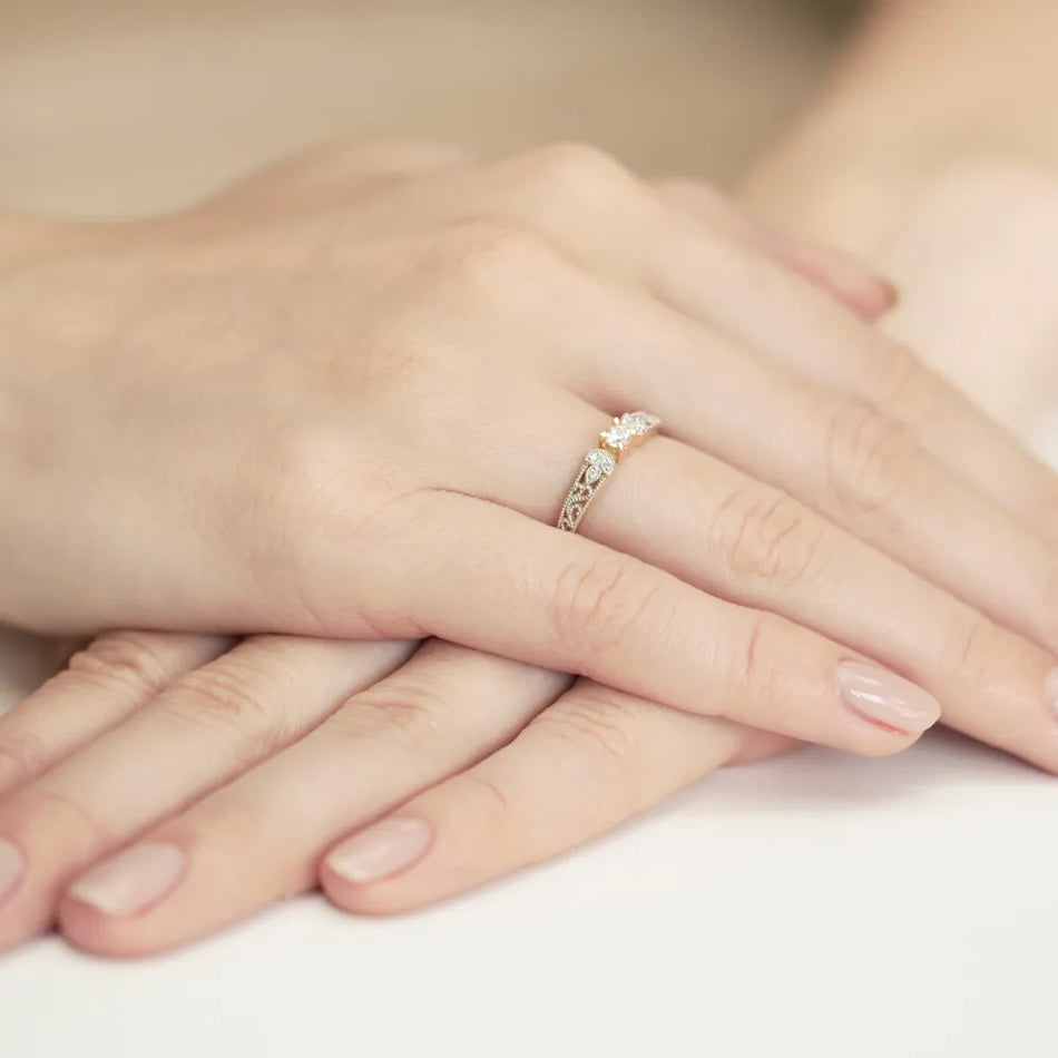 Goldring mit 0,10 ct und 0,03 ct Diamanten