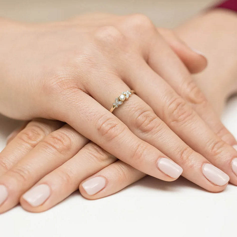 Goldring mit 0,10 ct und 0,02 ct Diamanten