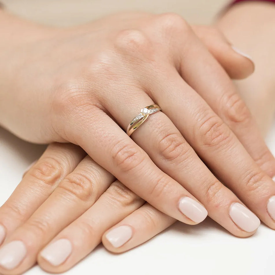 Goldring mit 0,10 ct und 0,03 ct Diamanten