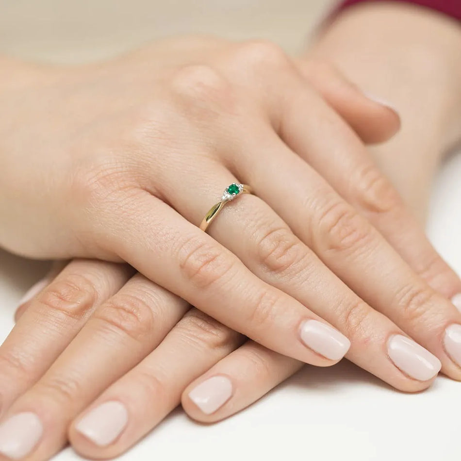 Goldring mit 0,15 ct Smaragd und 0,03 ct Diamanten