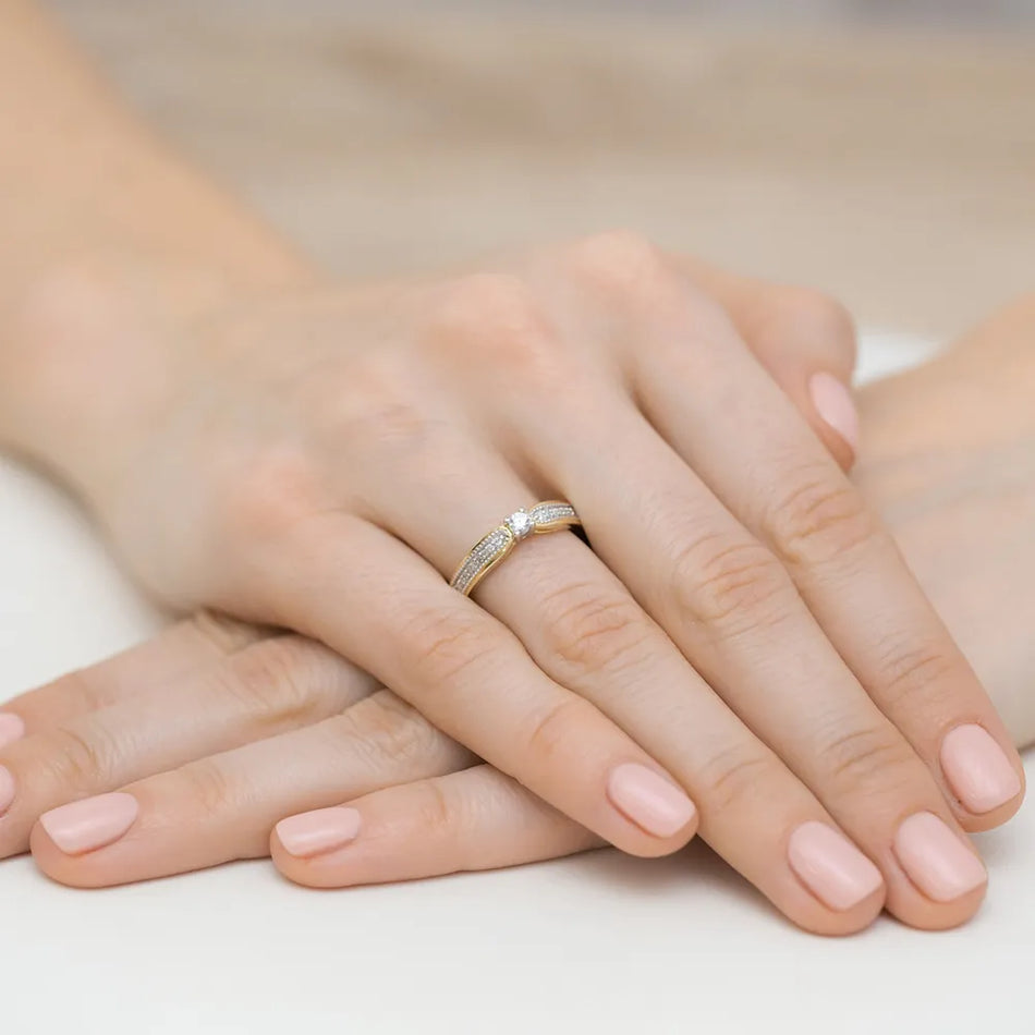 Goldring mit 0,08 ct und 0,09 ct Diamanten