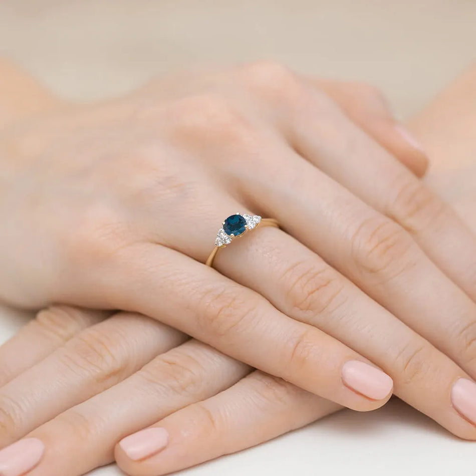 Goldring mit 0,50 ct Topas London Blue und 0,18 ct Diamanten