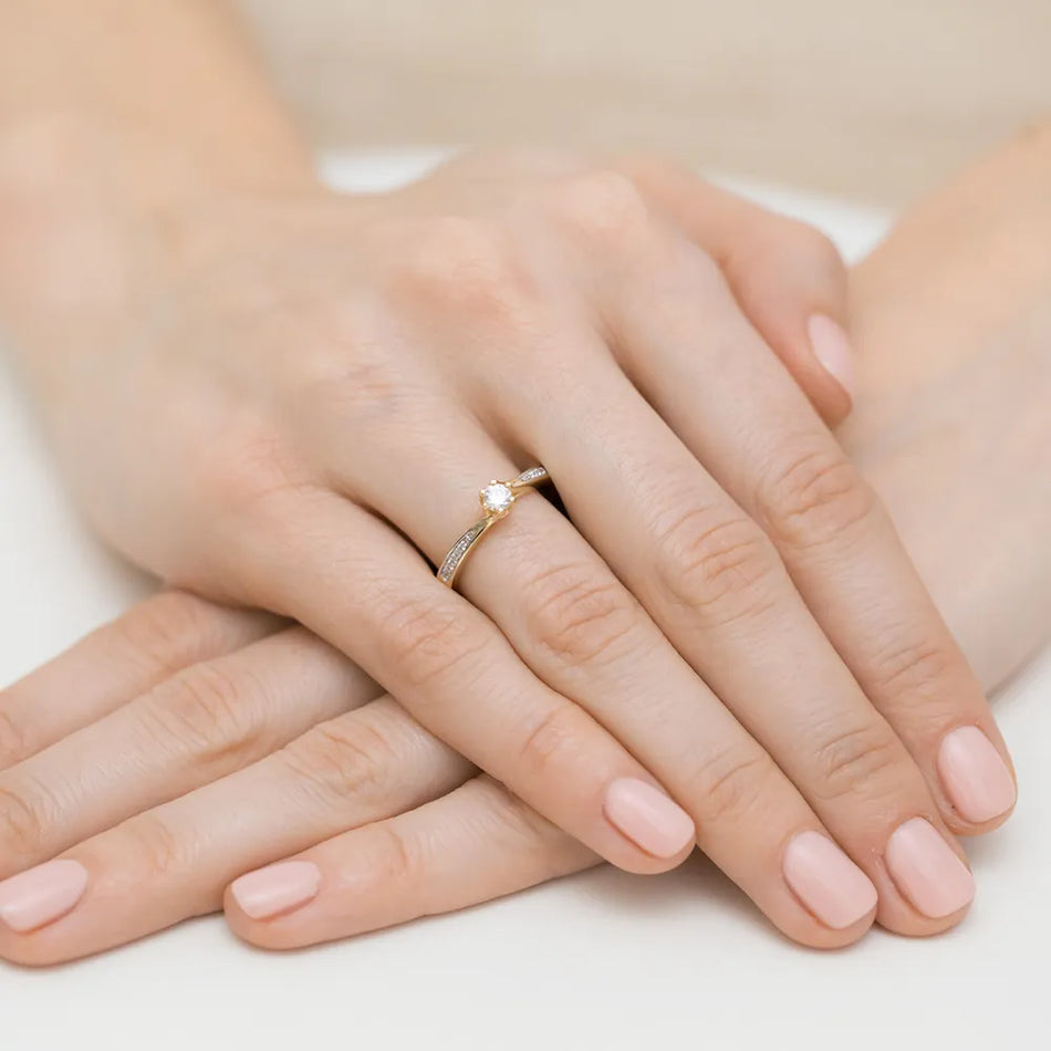 Goldring mit 0,15 ct und 0,05 ct Diamanten