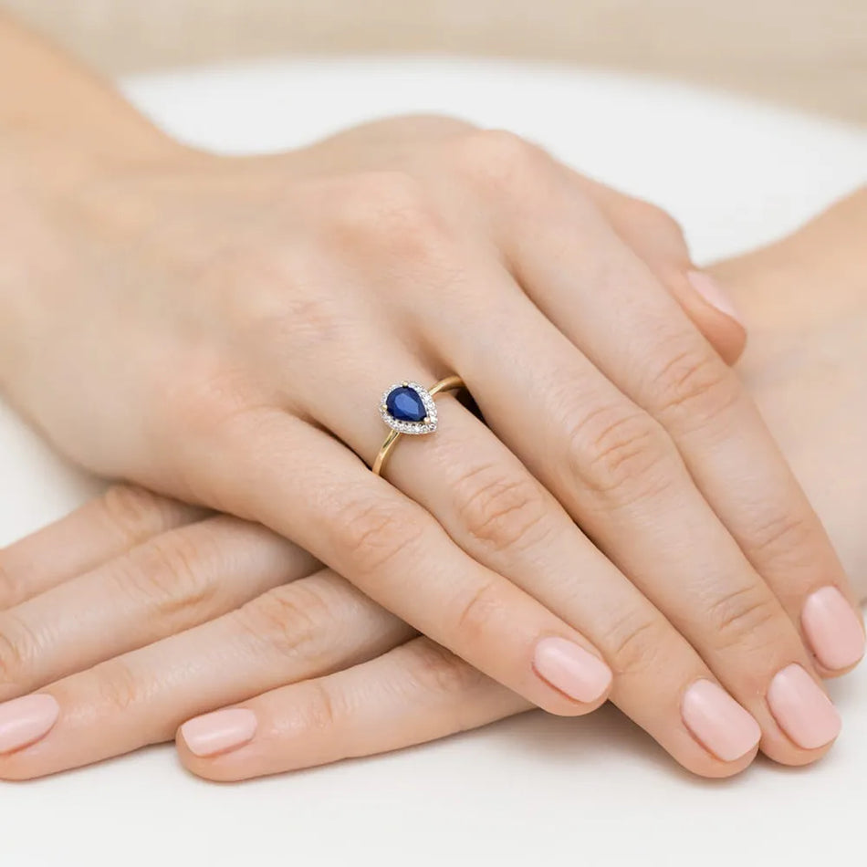 Gold Ring with 0.60ct Sapphire and 0.105ct Diamonds