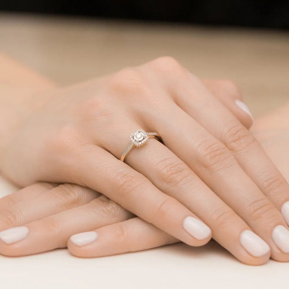 Goldring mit 0,08 ct und 0,13 ct Diamanten