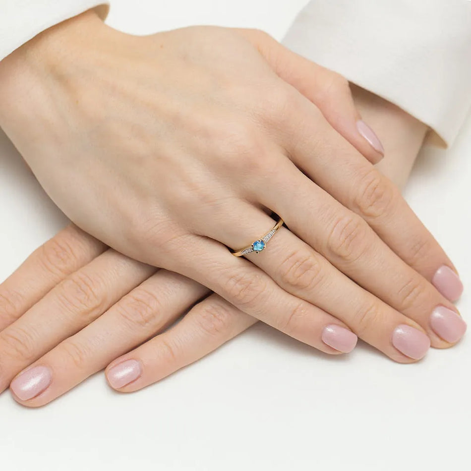 Gold Ring with 0.25ct Topaz and 0.03ct Diamonds