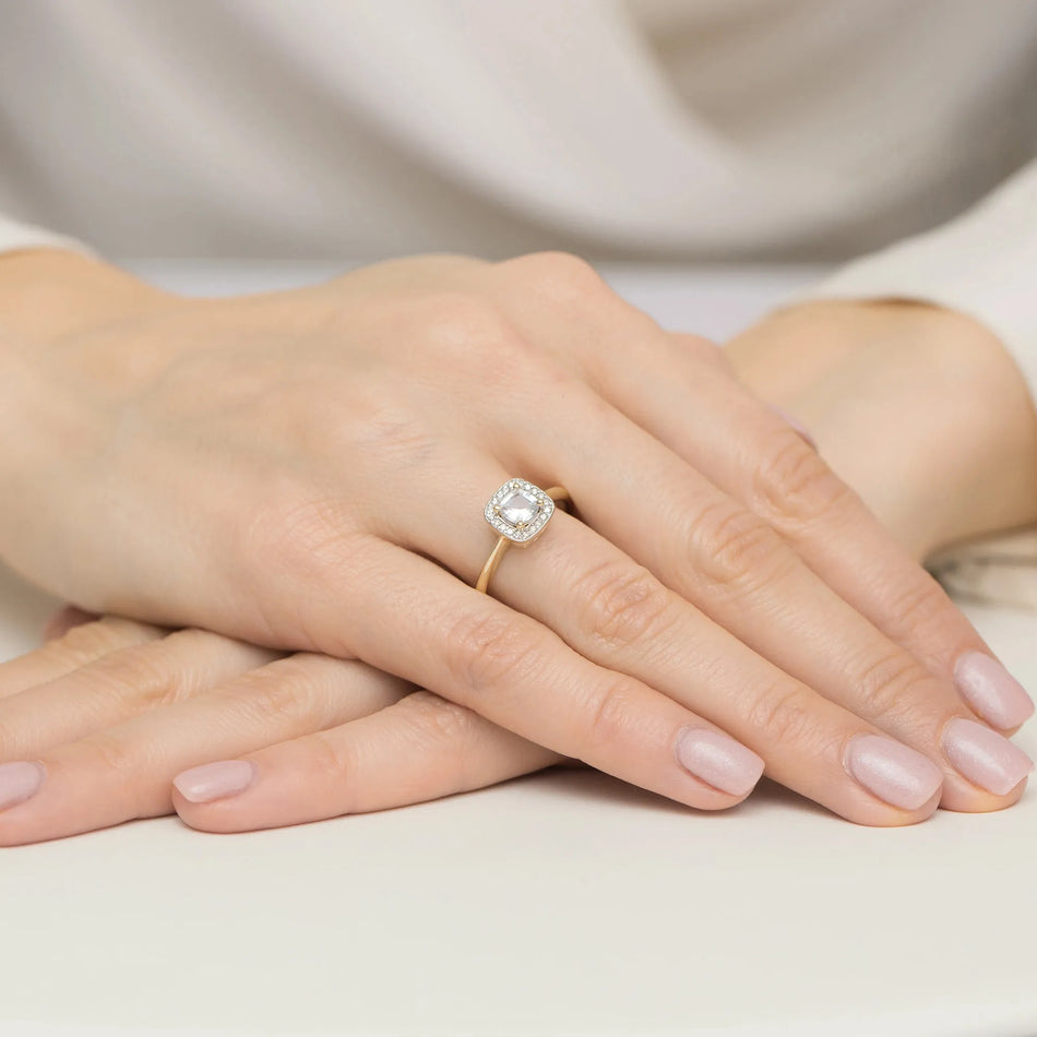 Goldring mit 0,70 ct weißem Saphir und 0,10 ct Diamanten